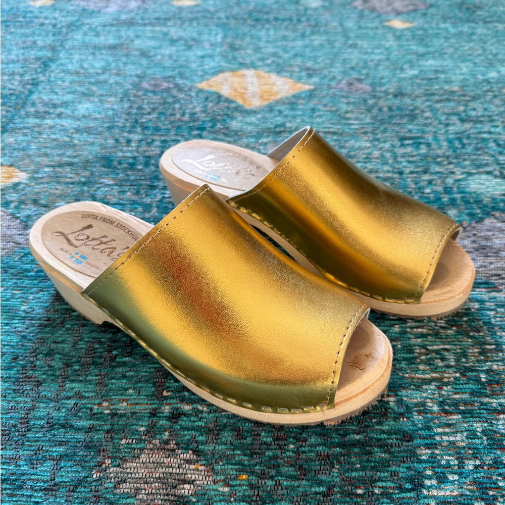 NWOT Lotta from Stockholm - Gold Open-Toe Clogs - Wood Heel
